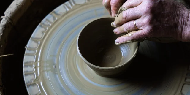 Le potier, Patrick Blandin, tourne avec ses mains des tasses en terre - Vallée de l'Ognon