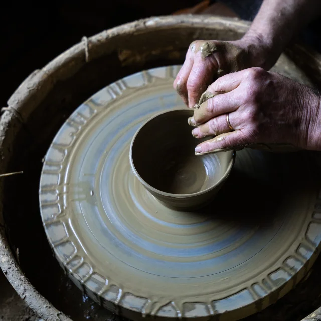 Le potier, Patrick Blandin, tourne avec ses mains des tasses en terre - Vallée de l'Ognon