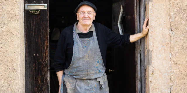 Le potier, Patrick Blandin, prend la pose devant son atelier - Vallée de l'Ognon