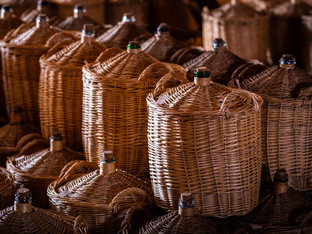 Bonbonnes de Kirsch de Fougerolles dans les greniers de la distillerie Paul Devoille - Fougerolles - Vosges du Sud