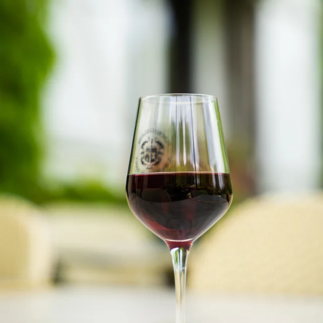 Verre de vin rouge servi au Bistrot Louis - Vallée de l'Ognon