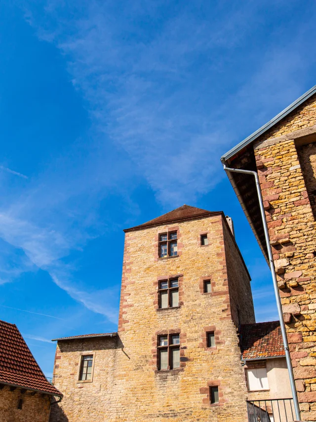 Tour du Château d'Héricourt avec un magnifique ciel bleu - Vosges du Sud