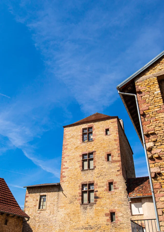 Tour du Château d'Héricourt avec un magnifique ciel bleu - Vosges du Sud