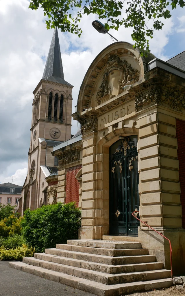 Un bâtiment, où est écrit 