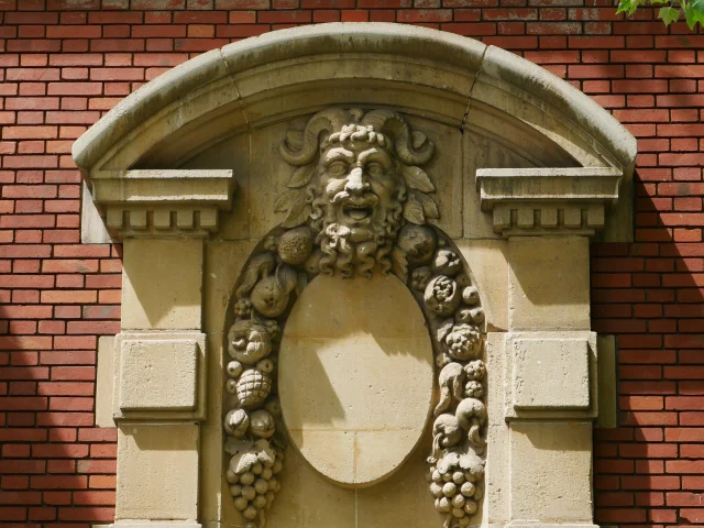 Façade sculptée avec une tête d'homme barbue - Héricourt- Vosges du Sud