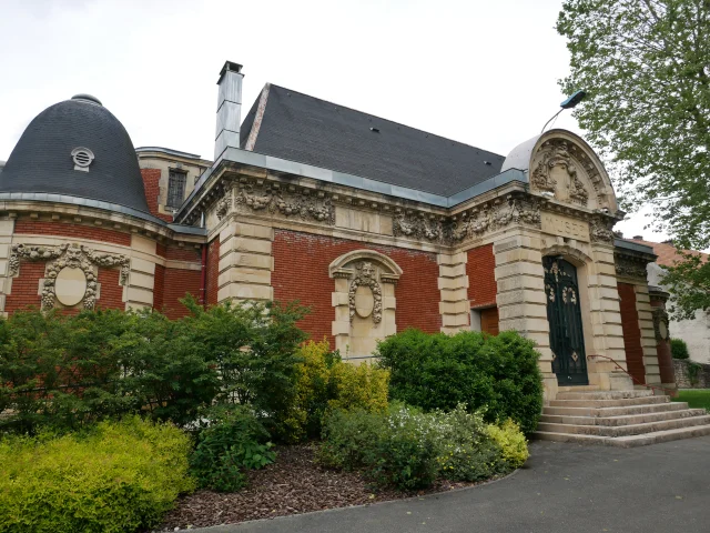 Musée d'Héricourt, façade en pierres sculptées et briques rouges - Héricourt - Vosges du Sud