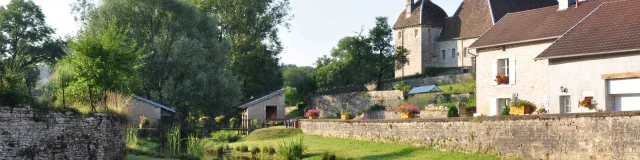 Vue sur le château de Filain et la rivière Filaine - Cité de Caractère - Vallée de l'Ognon