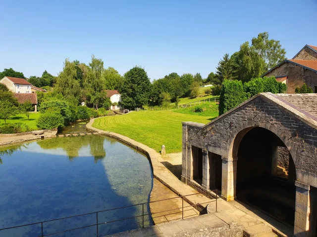 Vue depuis le château de Fondremand , vue sur la source de La Romaine - Cité de caractère - Vallée de l'Ognon