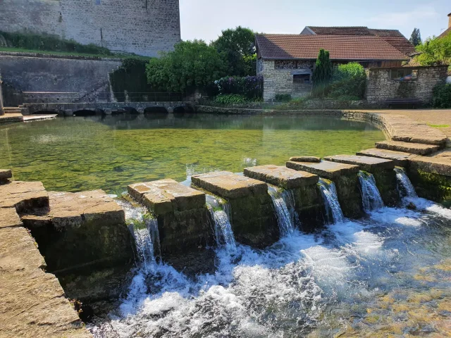 Source de la Romaine à Fondremand, où l'eau coule - Cité de caractère - Vallée de l'Ognon