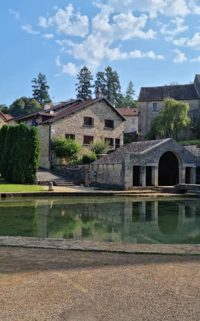 Vue sur la source de La Romaine - Vue sur le village de Fondremand - Cité de caractère - Vallée de l'Ognon