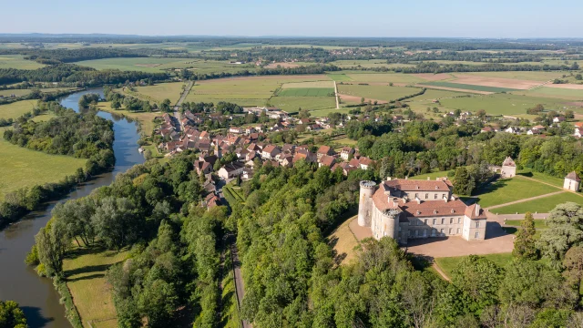 Vue aérienne du Château de Ray-sur-Saône, de la Saône, du village et des alentours - Vue sur La Voie Bleue - Vesoul - Val de Saône