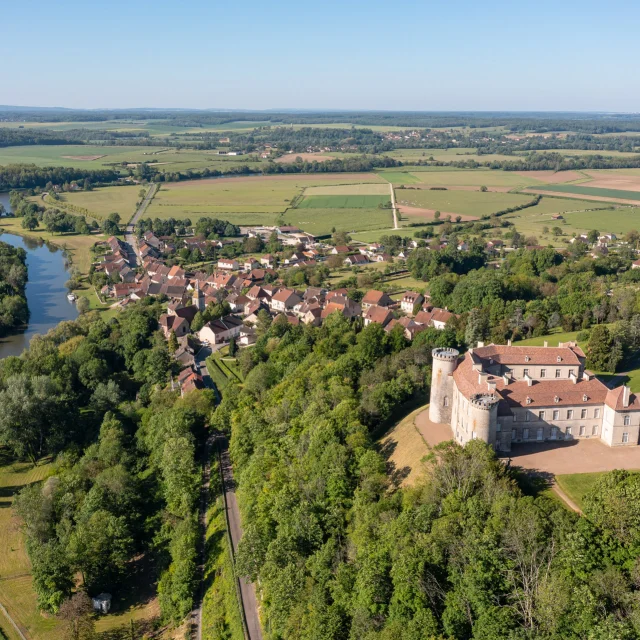 Vue aérienne du Château de Ray-sur-Saône, de la Saône, du village et des alentours - Vue sur La Voie Bleue - Vesoul - Val de Saône