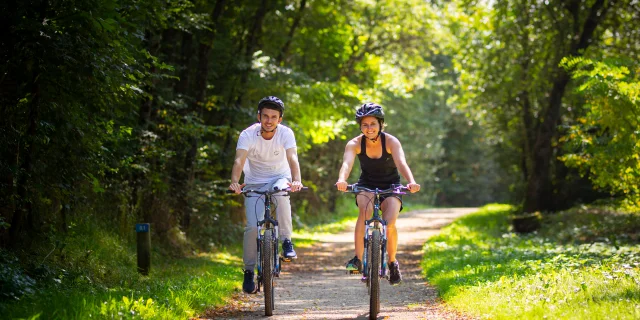 Cyclistes sur la voie verte Vallée de l'Ognon à Lure - Vallée de l'Ognon