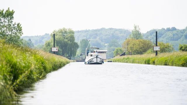 Un bateau sans permis disponible à la location chez Locaboat navigue sur la Saône - Vesoul - Val de Saône