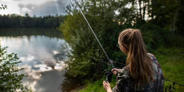 Une femme pêche la carpe aux étangs de la Base de la Saline - Lure - Vosges du Sud