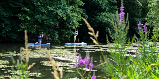 Des personnes ont du paddle sur l'Ognon - Vallée de l'Ognon