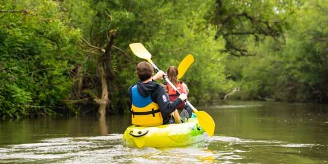 Un couple fait du canoë-kayak sur la Saône - Vesoul - Val de Saône