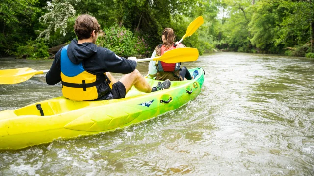 Un couple fait du canoë-kayak sur la Saône - Vesoul - Val de Saône