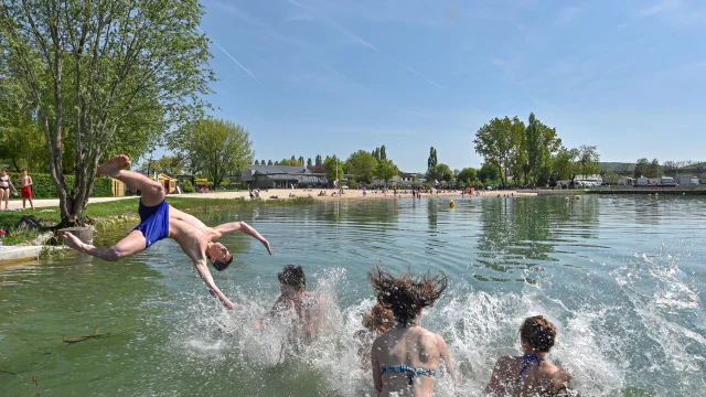 Des adolescents plongent et se baignent dans le lac de Vesoul-Vaivre, avec la plage en arrière-plan - Vesoul-Val de Saône