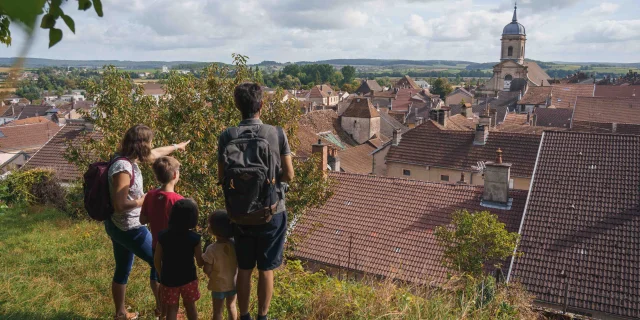 Une famille visite Jussey. La mère pointe du doigt l'église du village - Vesoul - Val de Saône