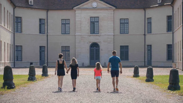 Une famille est dans l'allée du château de Ray-sur-Saône - Vesoul - Val de Saône