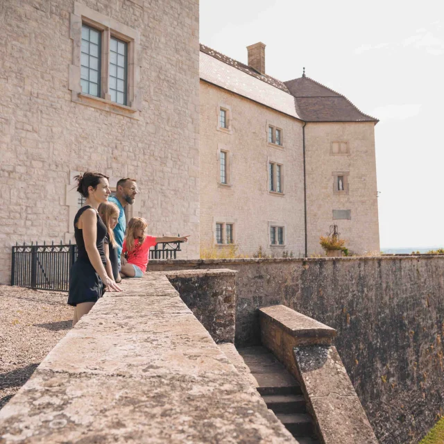 Une famille est sur les remparts du château de Ray-sur-Saône - Ils observent la vue -Vesoul - Val de Saône