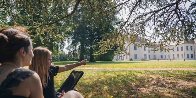 Une famille est dans le parc du château de Ray-sur-Saône. Il découvre les lieux grâce au Jeu Sigéric - Vesoul - Val de Saône