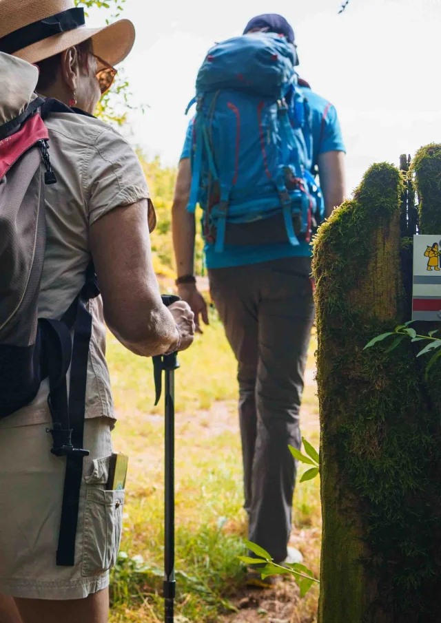 Des pèlerins randonnent sur le sentier de la Via Francigena - Vesoul - Val de Saône