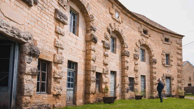 Un homme devant la façade des Forges de Baignes - Vesoul - Val de Saône