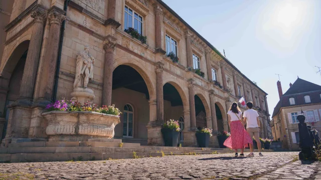 Un couple découvre l'hôtel de ville de Gray - Vesoul - Val de Saône