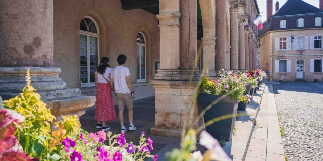 Un couple découvre l'hôtel de ville de Gray - Vesoul - Val de Saône