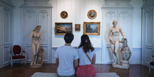 Un couple contemple des œuvres au musée Baron Martin - Gray - Vesoul - Val de Saône