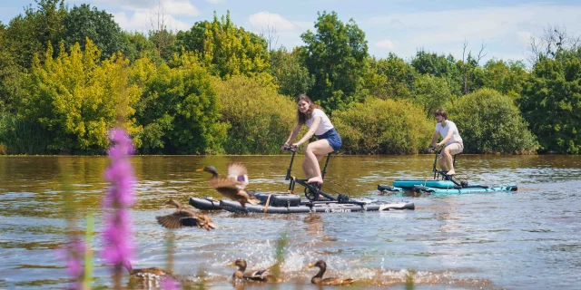 Un couple fait du waterbike sur la Saône. Au premier plan, des canards s'envolent à leur arrivée - Vesoul - Val de Saône