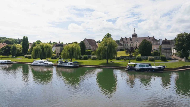 Vue aérienne de la halte fluviale de Mantoche, où sont garés En fond, nous voyons le village de Mantoche avec de belles bâtisses en pierre - Vesoul - Val de Saône