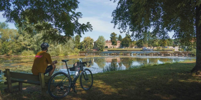 Arrêt d'un cycliste à Scey-sur-Saône, sur la Voie Bleue (V50), au bord de la Saône - Vesoul - Val de Saône