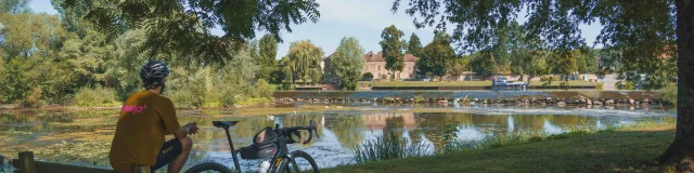 Arrêt d'un cycliste à Scey-sur-Saône, sur la Voie Bleue (V50), au bord de la Saône - Vesoul - Val de Saône