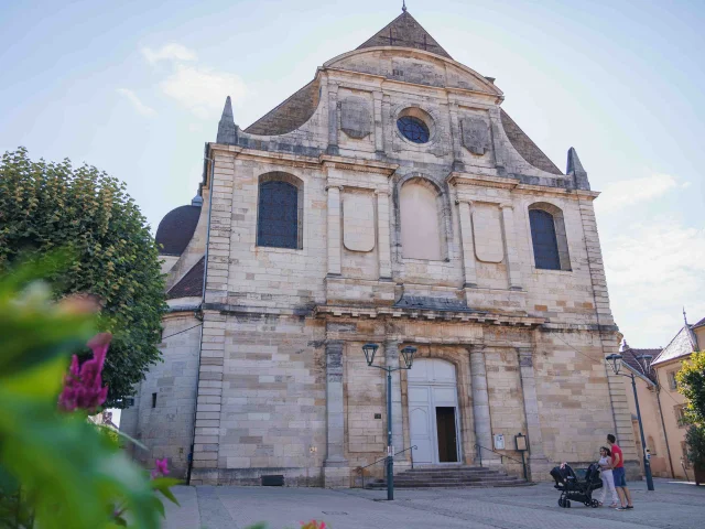 Une famille observe l'église Saint-Georges de Vesoul - Vesoul - Val de Saône