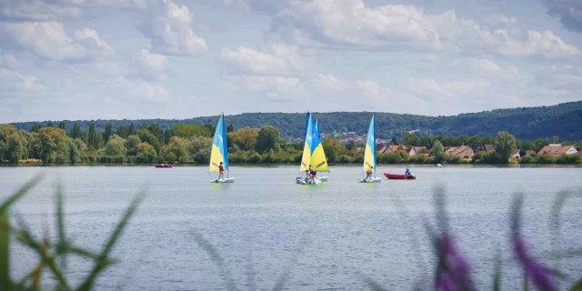 lac de Vesoul-Vaivre où l'on voit des petits bateaux à voile navigués - Derrière, on voit la Motte de Vesoul - Vesoul - Val de Saône