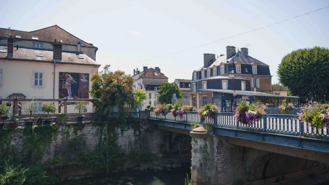 Centre-ville de Vesoul, où l'on retrouve le pont qui surplombe le Durgeon - On retrouve une œuvre de street art sur la façade du restaurant 