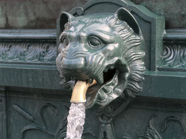 Zoom sur un détail de la Fontaine au lion en fonte de Jussey dont le fondeur est Ducel Val d’Osne - Cité de Caractère - Vesoul - Val de Saône