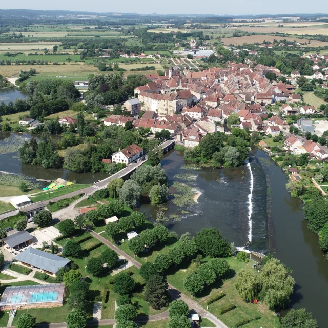 Vue aérienne de Marnay, on y voit l'Ognon - Cité de caractère - Vallée de l'Ognon