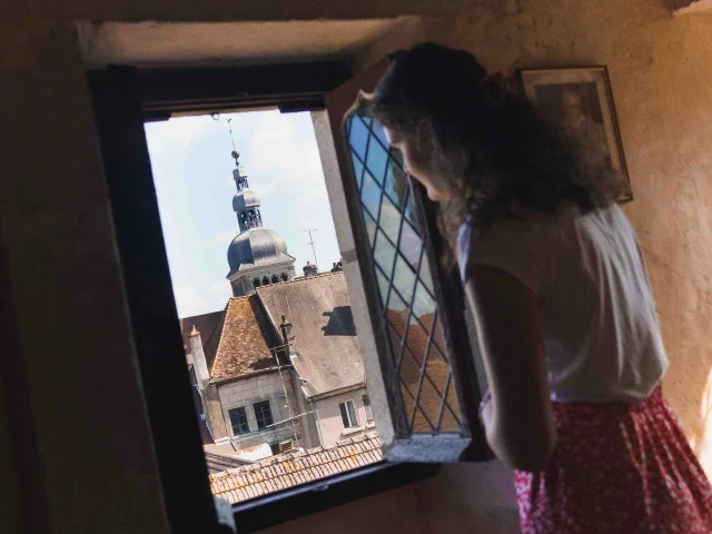 Femme regardant par une fenêtre du Tour Saint-Pierre Fourier, la Basilique Notre-Dame de Gray - Cité de caractère - Vesoul-Val de Saône