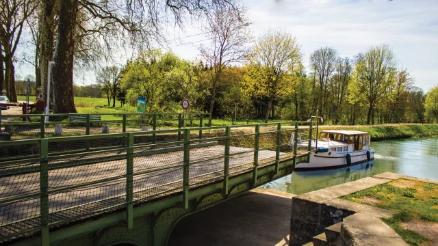 Pont Tournant Selles, construit au 19 ème siècle en bord de Saône - Voie Bleue - Vesoul - Val de Saône