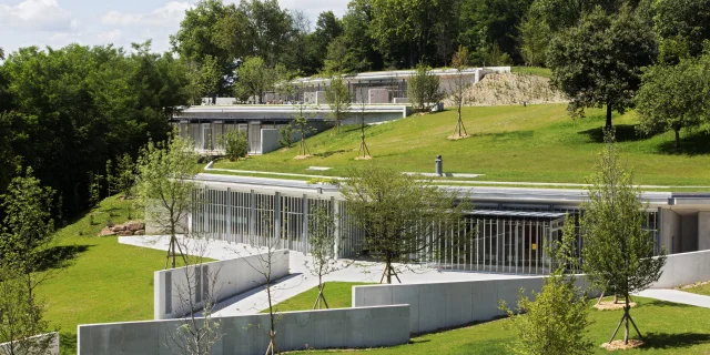 Vue aérienne sur la porterie de la Colline Notre-Dame du Haut ainsi que sur le monastère Sainte-Claire réalisés par Renzo Piano - Vosges du Sud