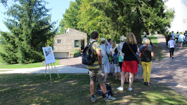 Des touristes assistent à une visite guidée de la Colline Notre-Dame du Haut - Vosges du Sud