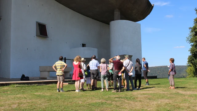 Des touristes assistent à une visite guidée de la Colline Notre-Dame du Haut - Vosges du Sud