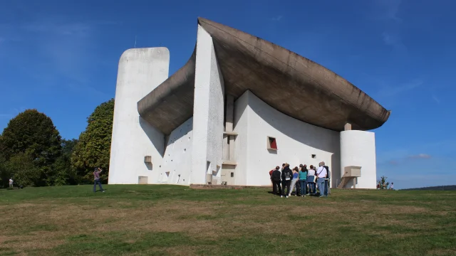 Des touristes assistent à une visite guidée de la Colline Notre-Dame du Haut - Vosges du Sud