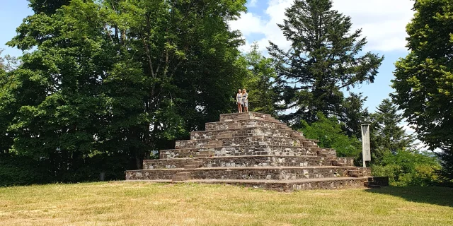 Deux personnes sont debout sur la Pyramide de la Paix réalisée par Le Corbusier - Colline Notre-Dame du Haut - Vosges du Sud