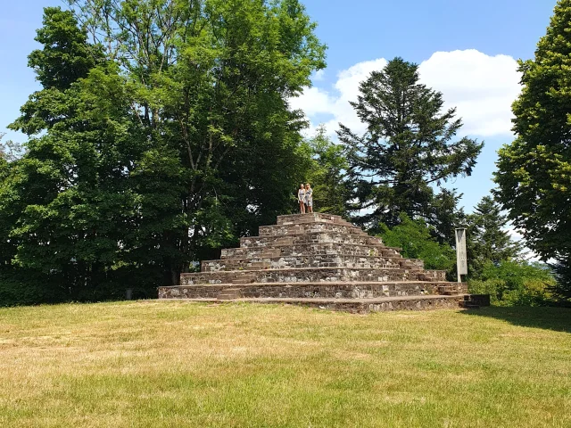 Deux personnes sont debout sur la Pyramide de la Paix réalisée par Le Corbusier - Colline Notre-Dame du Haut - Vosges du Sud