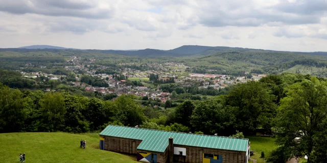 Vue sur l'abri du Pèlerin réalisé par Le Corbusier, à la Colline Notre-Dame du Haut. En arrière-plan on admire la vue sur Ronchamp - Vosges du Sud